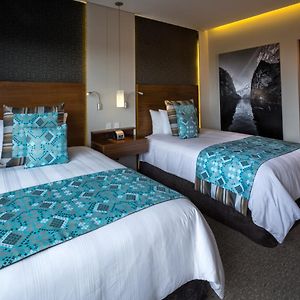 Zimmer mit Kingsize-Bett