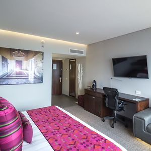 Zimmer mit Kingsize-Bett